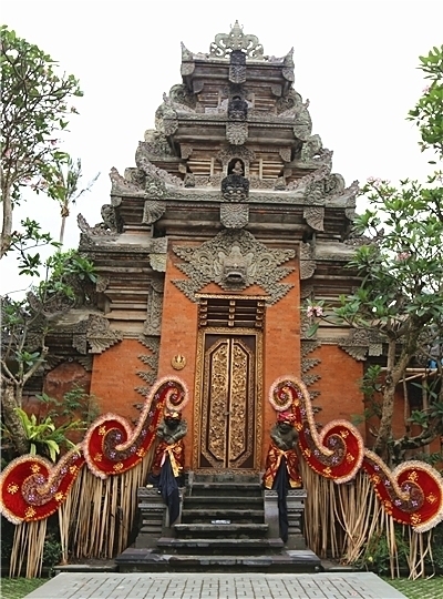 烏布市區觀光 (烏布皇宮 / 傳統市集 / 特色烤豬飯 / 猴林路 / 法式甜品下午茶)→髒鴨風味餐+香烤沙嗲