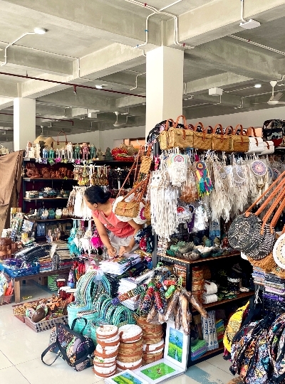 烏布市區觀光 (烏布皇宮 / 傳統市集 / 特色烤豬飯 / 猴林路 / 法式甜品下午茶)→髒鴨風味餐+香烤沙嗲