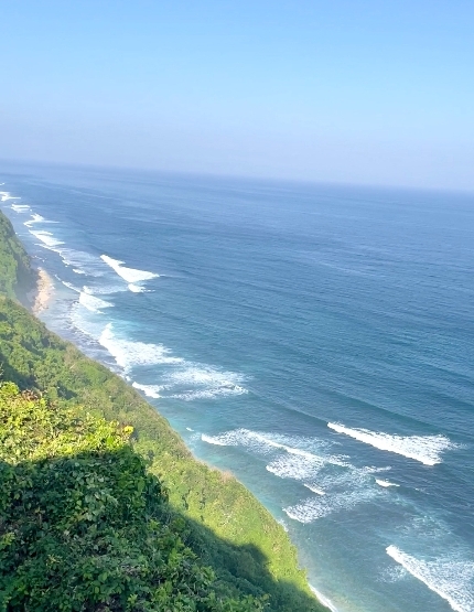 享受五星渡假村內悠閒時光→特色石鍋河粉→烏魯瓦圖斷崖海景鳥籠酒吧(飲品自理)→金巴蘭海灘日落美景→【獨家】四公分厚紐約客牛排