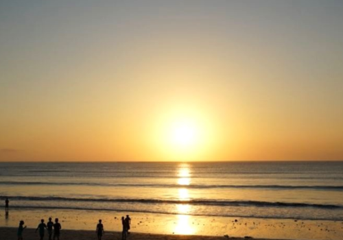 享受五星渡假村內悠閒時光→特色石鍋河粉→烏魯瓦圖斷崖海景鳥籠酒吧(飲品自理)→金巴蘭海灘日落美景→【獨家】四公分厚紐約客牛排