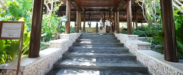 台北→巴里島→迎賓獻花→能量熱石按摩120分鐘→水上餐廳印尼風味餐