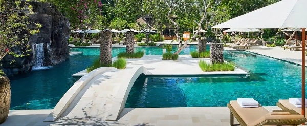 台北→巴里島→迎賓獻花→能量熱石按摩120分鐘→水上餐廳印尼風味餐