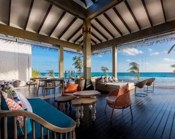 渡假島上自由活動 (可以在無邊際泳池拍拍網美照、享受這片無盡的藍天與海)