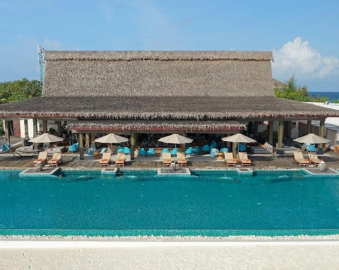 渡假島上自由活動 (可以在無邊際泳池拍拍網美照、享受這片無盡的藍天與海)