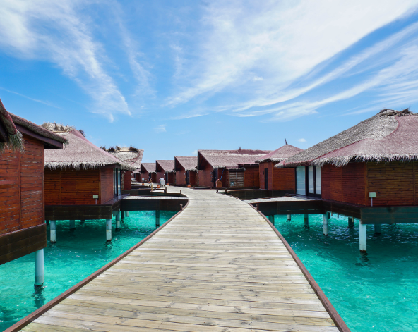 早餐後退房→前往機場島→換乘快艇前往度假島→渡假村內晚餐