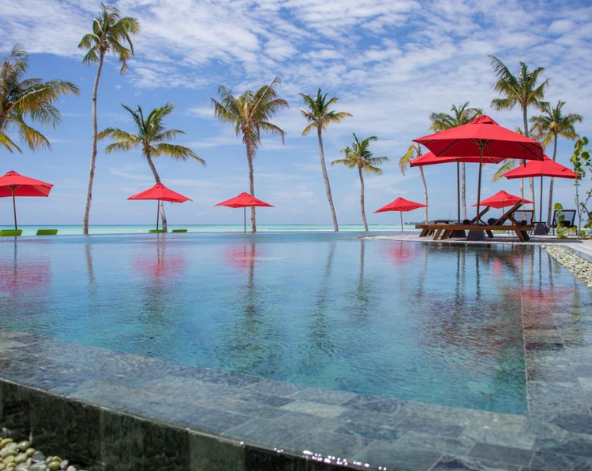 度假島自由活動 (AI餐飲計畫)→自由安排度假時光,不論是到公共泳池欣賞絕美日落還是到池畔酒吧chill一杯都好棒!!